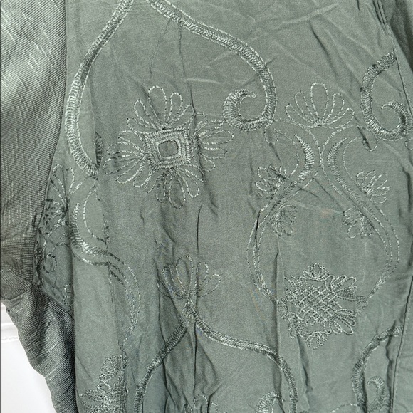 NWOT Democracy Green Embroidered Blouse Sz Large - Picture 6 of 8